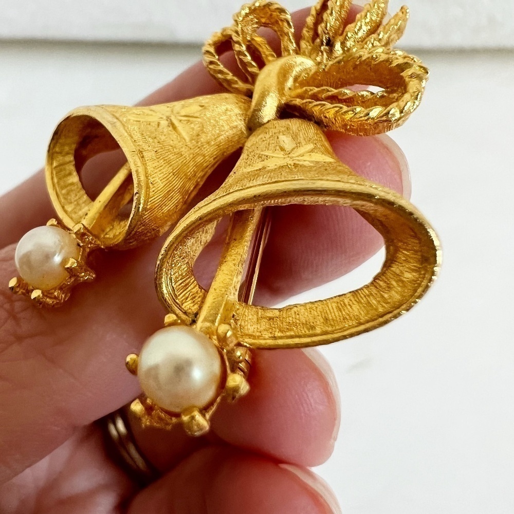 Vintage Mamselle Women Gold Christmas Bells with Pearl Pin Holiday Brooch - Picture 4 of 9